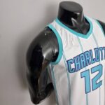 camiseta hornets blanca diseño lateral con borde celeste en manga y cuello camiseta hornets blanca diseño lateral con borde celeste en manga y cuello