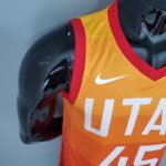 camiseta jazz degradado naranja diseño lateral con borde rojoj en la manga y cuello