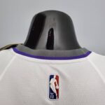 camiseta kings blanca cuello anterior con borde gris y logoo nba camiseta kings blanca cuello anterior con borde gris y logoo nba