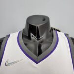 camiseta kings blanca cuello en V y logo nike camiseta kings blanca cuello en V y logo nike