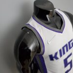 camiseta kings blanca diseño lateal con bordes en gris y morado en la manga y cuell camiseta kings blanca diseño lateal con bordes en gris y morado en la manga y cuell
