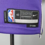 camiseta kings morada etiqueta