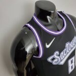 camiseta kings negra city diseño lateral con bordes en las mangas de morado y blanoc camiseta kings negra city diseño lateral con bordes en las mangas de morado y blanoc
