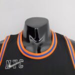 camiseta negra new york knicks logo anterior y cuello anterior naranja y azul