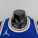 camiseta new york knicks azul cuello redondo con brodes blanco y naranja delantera camiseta new york knicks azul cuello redondo con brodes blanco y naranja delantera