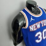 camiseta new york knicks azul diseño lateral con bordes blancos y naranja camiseta new york knicks azul diseño lateral con bordes blancos y naranja