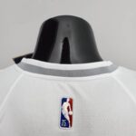 camiseta oklahoma city blanca cuello anterior blanco con borde gris y logo nba camiseta oklahoma city blanca cuello anterior blanco con borde gris y logo nba
