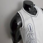 camiseta oklahoma city blanca diseño lateral con borde en gris y Logo OKC camiseta oklahoma city blanca diseño lateral con borde en gris y Logo OKC