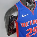 camiseta pistons azul diseño lateral con borde en rojoj y azul en las mangas y cuello