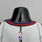 camiseta raptors blanca cuello anterior con bordes azules y rojoj ylogo nba camiseta raptors blanca cuello anterior con bordes azules y rojoj ylogo nba