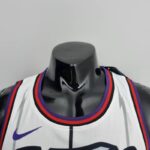 camiseta raptors blanca cuello redondo con borde azules y rojoj y logo nike camiseta raptors blanca cuello redondo con borde azules y rojoj y logo nike