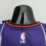 camiseta raptors morada cuello anterior y logo nba