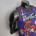 camiseta raptors morada diseño lateral con bordes en negro y borde en manga y rojoj
