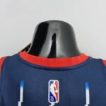 camiseta rockets azul cuello anterior borde rojo y el logo NBA