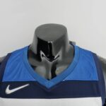 camiseta timberwolves azul cuello en V con borde celeste, logo nike