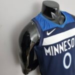 camiseta timberwolves azul diseño lateral con borde celeste en el cuello y logo nike