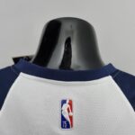 camiseta timberwolves blanco cuello anterior con borde azul y logo nba, blanco espaldar camiseta timberwolves blanco cuello anterior con borde azul y logo nba, blanco espaldar