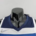 camiseta timberwolves blanco cuello en V con borde azul, con franja blanca camiseta timberwolves blanco cuello en V con borde azul, con franja blanca