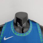 camiseta timberwolves celeste cuello redondo con diseño de arboles verdes, en mangas y logo nike