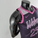 camiseta timberwolves negra y morada diseño lateral con detalles en los bordes y el cuello y en la parte delantera