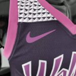 camiseta timberwolves negra y morada logo nike con borde de la manga y cuello en morado