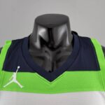 camiseta timberwolves verde cuello en V con borde negro logo jordan con franja blanca camiseta timberwolves verde cuello en V con borde negro logo jordan con franja blanca