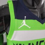 camiseta timberwolves verde logo jordan con franjas blanco y negro camiseta timberwolves verde logo jordan con franjas blanco y negro