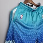 pantalon corto hornets azul diseño lateral con franjas de abejas y logo nba pantalon corto hornets azul diseño lateral con franjas de abejas y logo nba