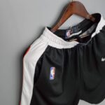pantalon corto negro clippers diseño lateral blanco con franjas rojas y logo nba pantalon corto negro clippers diseño lateral blanco con franjas rojas y logo nba