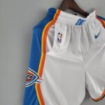 pantalon corto oklahoma city blanca diseño lateral con el borde con azul y diseño con lineas de color naranja y amarillo