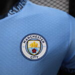 CAMIETA MANCHESTER CITY PRIMERA EQUIPACION 24 25 ESCUDO CAMIETA MANCHESTER CITY PRIMERA EQUIPACION 24 25 ESCUDO