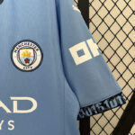 CAMISETA MANCHESTER CITY PRIMERA EQUIPACION 24 25 PUÑO CAMISETA MANCHESTER CITY PRIMERA EQUIPACION 24 25 PUÑO