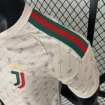 Camiseta Juventus version Player 2da equipacion gucci hombro