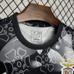 Camiseta-de-entrenamiento-previa-al-partido-Benfica-2024-2025-dorsal Camiseta-de-entrenamiento-previa-al-partido-Benfica-2024-2025-dorsal