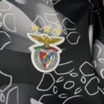 Camiseta-de-entrenamiento-previa-al-partido-Benfica-2024-2025-escudo Camiseta-de-entrenamiento-previa-al-partido-Benfica-2024-2025-escudo
