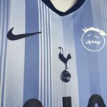 Camiseta-especial-travis-scott-Tottenham-Hotspur-2024-2025-escudo