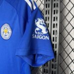 Camiseta-primera-equipacion-leicester-city-2024-2025-puño-izquierdo Camiseta-primera-equipacion-leicester-city-2024-2025-puño-izquierdo