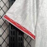 Camiseta-primera-equipacion-sevilla-2024-2025-puño-derecho Camiseta-primera-equipacion-sevilla-2024-2025-puño-derecho