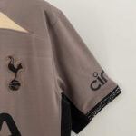 Camiseta-tercera-equipacion-tottenham-2024-2025-puño-izquierdoCamiseta-tercera-equipacion-tottenham-2024-2025-puño-izquierdo