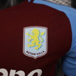 Camiseta-version-jugador-aston-villa-primera-equipacion-2024-2025-escudo