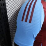 Camiseta-version-jugador-aston-villa-primera-equipacion-2024-2025-puño-derecho