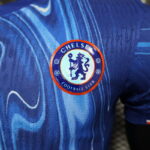 Camiseta-version-jugador-primera-equipacion-chelsea-2024-2025-escudo