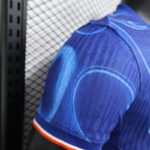 Camiseta-version-jugador-primera-equipacion-chelsea-2024-2025-puño-derecho