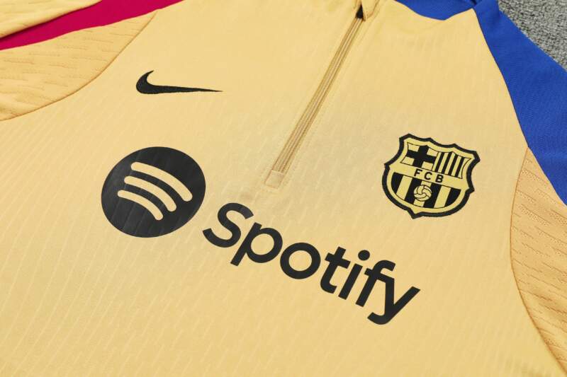 Chandal-FC-Barcelona-beige-logo