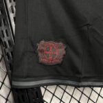 Pantalon-corto-primera-equipacion-Bayer-Leverkusen-2024-2025-escudo