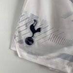 Pantalon-corto-primera-equipacion-Tottenham-2023-2024-escudo Pantalon-corto-primera-equipacion-Tottenham-2023-2024-escudo