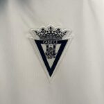 camiseta cadiz segunda equipación escudo