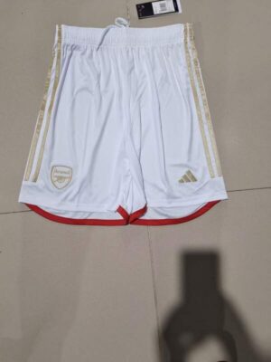 pantalon corto color blanco arsenal .