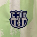 tercera camiseta barcelona 2025 escudo