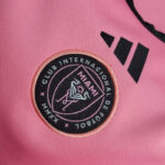 Body-de-bebe-primera-equipacion-inter-miami-2024-2025-escudo